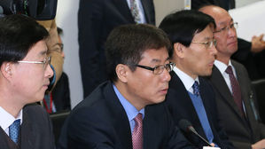 박윤준 전 국세청 차장(가운데) (사진=연합뉴스)