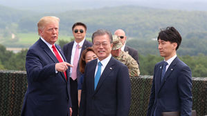 DMZ 오울렛 초소 방문한 트럼프-문재인 대통령 (사진=연합뉴스)
