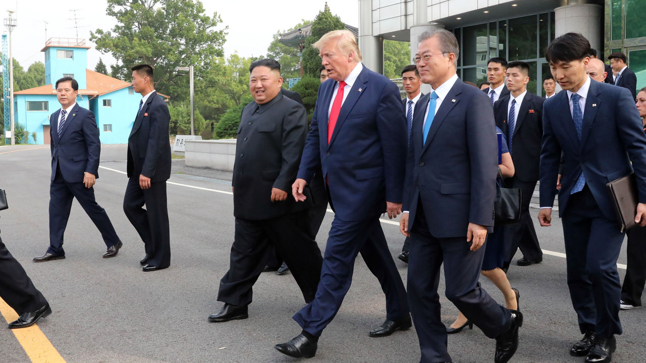 도널드 트럼프 미국 대통령, 김정은 북한 국무위원장이 30일 오후 판문점 남측 자유의 집에서 회동을 마친 뒤 문재인 대통령과 함께 군사분계선으로 이동하고 있다.