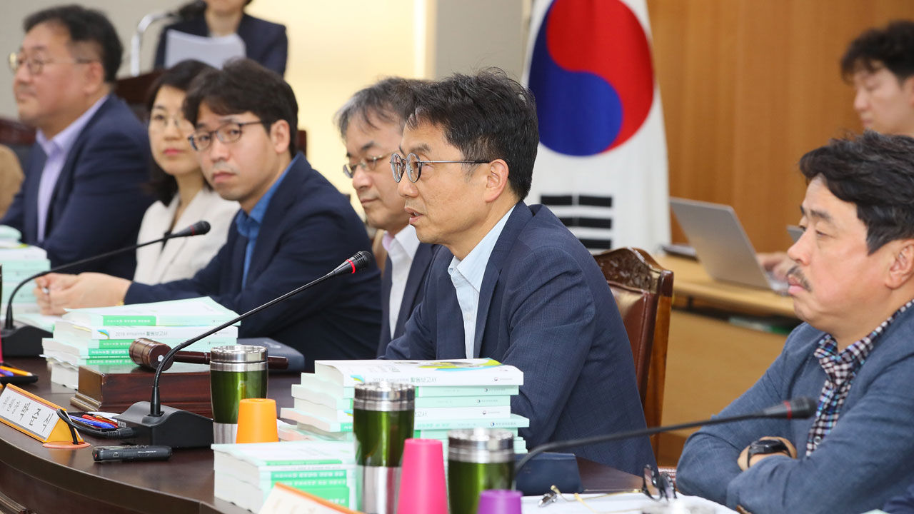 세종시 정부세종청사 고용노동부에서 열린 최저임금위원회 제7차 전원회의에서 박준식 최저임금위원장이 사용자측의 참석을 촉구하고 있다.
