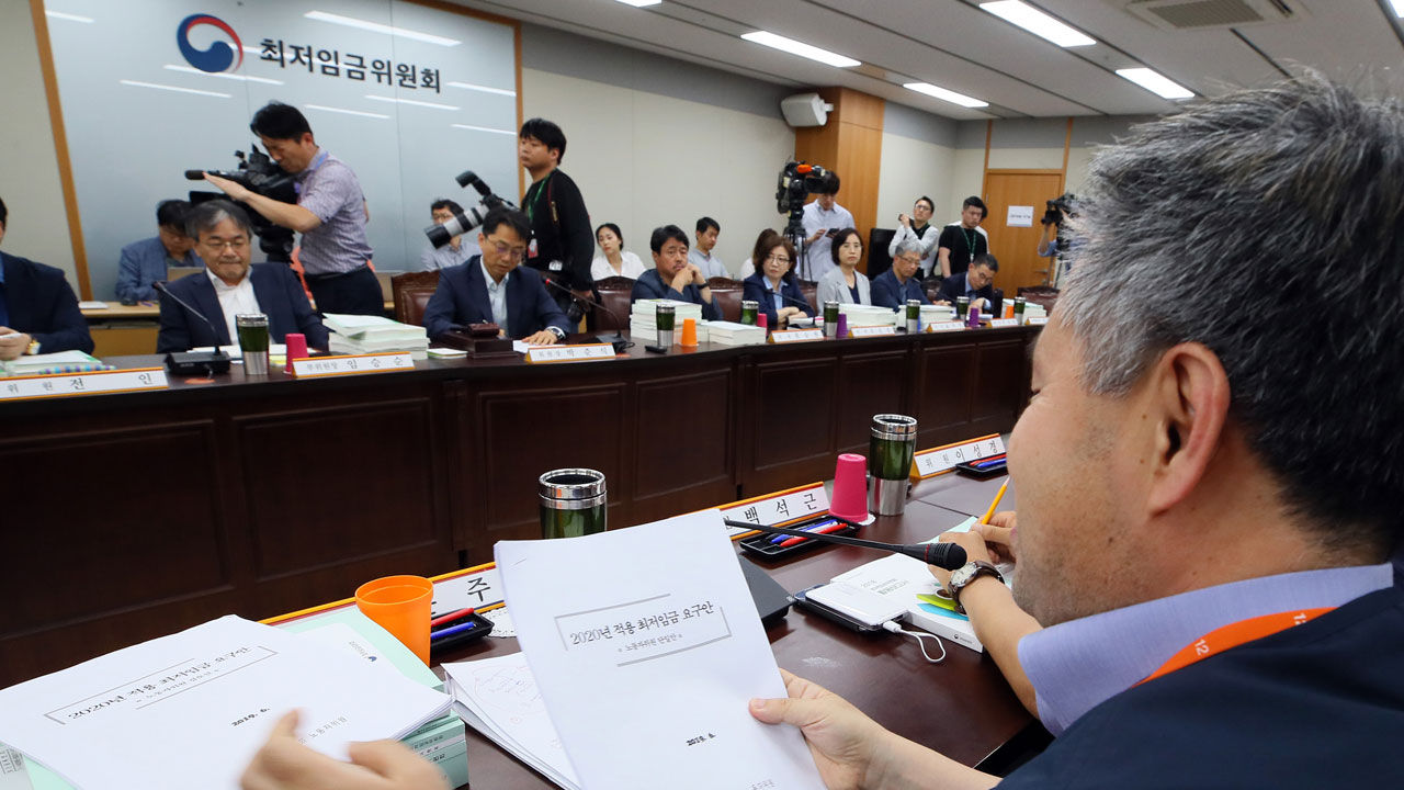 2일 세종시 정부세종청사 고용노동부에서 열린 최저임금위원회 제7차 전원회의에서 근로자측 정문주 한국노총 정책본부장이 '2020년 적용 최저임금 요구안' 자료를 보고있다.