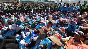 톨게이트 수납 노조원들, 경부선 하행선 TG 진입로 2시간 점거