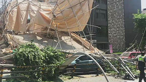 잠원동 건물 철거 중 붕괴&hellip;전봇대까지 넘어져 아수라장