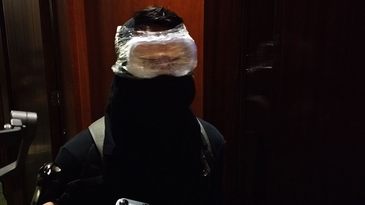검은 마스크와 물안경으로 얼굴을 가린 입법회 점거 시위자.