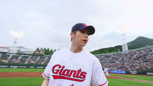강다니엘 사직구장 시구