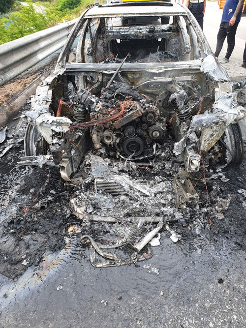 대전~당진 고속도로 주행하던 BMW 승용차에서 화재 (사진=대전소방본부 제공, 연합뉴스)