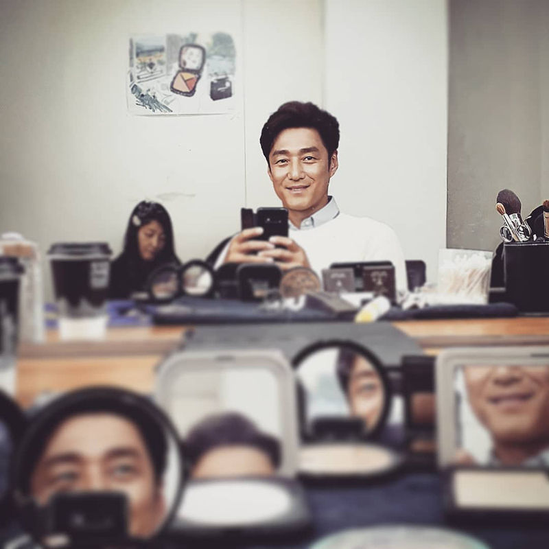 지진희 어딘가 이상한 '거울 셀카' 재조명 (사진=지진희 인스타그램 캡처)
