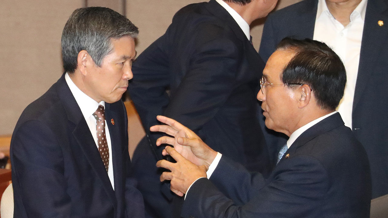 2함대 사건을 제기한 김중로 의원(오른쪽)과 정경두 국방장관