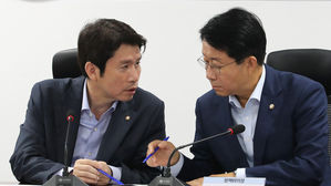 더불어민주당 이인영 원내대표(왼쪽)와 조정식 정책위의장 (사진=연합뉴스)