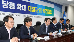 제2차 당정 확대 재정관리 점검회의에서 발언하고 있는 이인영 원내대표(왼쪽 세번째) (사진=연합뉴스)