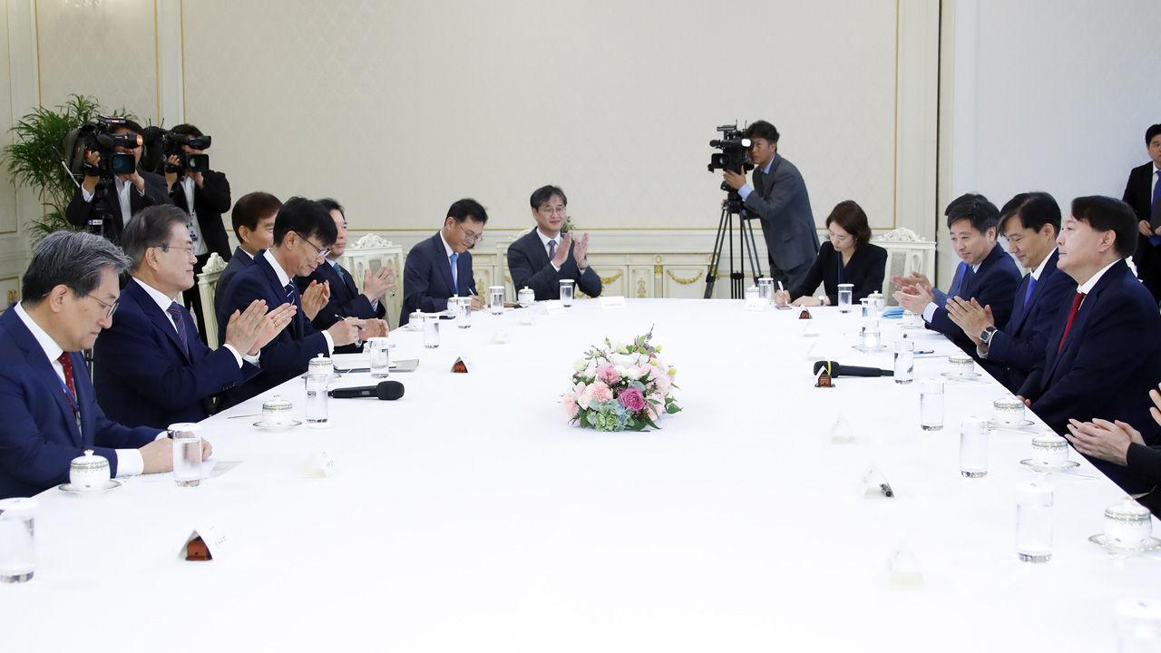 문재인 대통령이 25일 오전 청와대에서 열린 윤석열 신임 검찰총장 임명장 수여식 후 열린 환담에서 윤 검찰총장의 인사말을 듣고 박수를 보내고 있다.