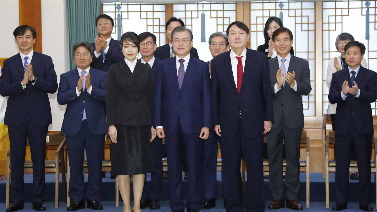 문재인 대통령이 25일 오전 청와대에서 윤석열 신임 검찰총장에게 임명장을 수여한 뒤 검찰총장 내외와 함께 기념촬영 하고 있다.