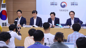 2019 세법 개정안에 대해 설명하고 있는 김병규 기획재정부 세제실장 (사진=연합뉴스)