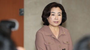 국회 정론관에서 사퇴 거부 이유 등을 밝히는 기자회견을 한 자유한국당 박순자 의원 (사진=연합뉴스)