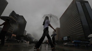 내일 서울 등 중부지방 곳곳 소나기&hellip;폭염&middot;열대야 이어져