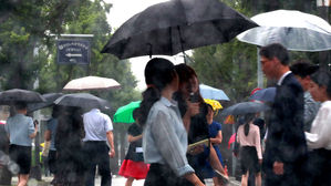 서울 장맛비 소강상태&hellip;내일 천둥&middot;번개 치고 강한 비