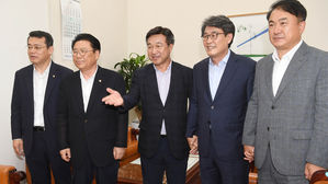'일 대응 비상협력기구' 구성위해 모인 여야 5당 사무총장 (사진=연합뉴스)