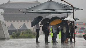 흐리고 비, 10&sim;최고 60mm↑&hellip;내륙지방 폭염, 서울 32℃ 대구 32℃