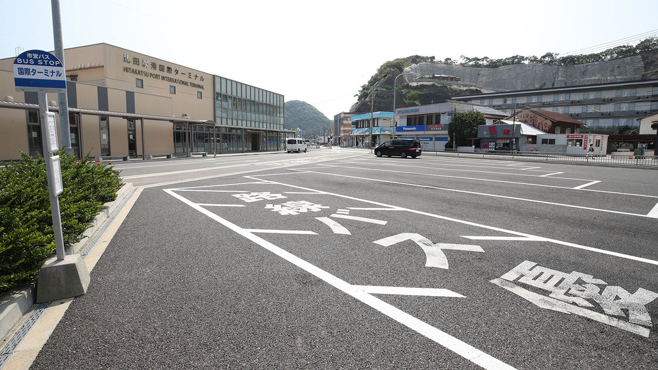 4일 대마도 히타카츠항 국제터미널 단체여행 버스 주차장이 한산한 모습.