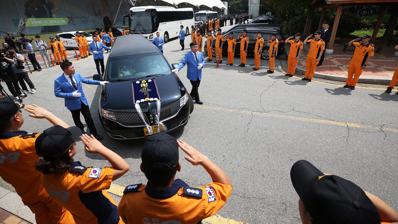 8일 오전 경기도 안성시 보개면 안성시체육관에서 열린 공장 화재 진압 중 순직한 고(故) 석원호 소방위 영결식에서 동료 소방관들이 운구 차량 행렬을 향해 경례하고 있다.