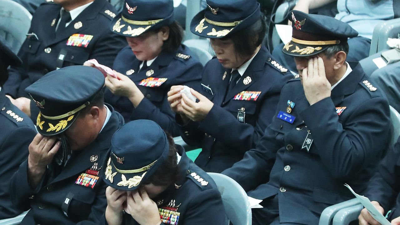 8일 오전 경기도 안성시 보개면 안성시체육관에서 열린 공장 화재 진압 중 순직한 고(故) 석원호 소방위 영결식에서 참석자들이 눈물을 닦고 있다.
