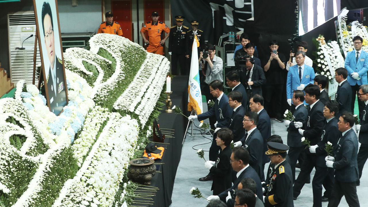 8일 오전 경기도 안성시 보개면 안성시체육관에서 열린 공장 화재 진압 중 순직한 고(故) 석원호 소방위 영결식에서 참석자들이 헌화하고 있다.
