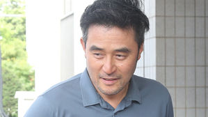 9일 법원에 출석하고 있는 배우 최민수 (사진=연합뉴스)