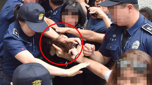 재판 후 호송차에 오르는 과정에서 머리채 잡힌 고유정  (사진=연합뉴스)