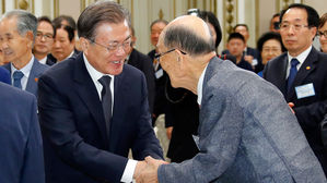 생존 애국지사와 인사 나누는 문재인 대통령 (사진=연합뉴스)