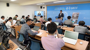 브리핑하는 김정섭 공주시장 (사진=충남 공주시 제공, 연합뉴스)
