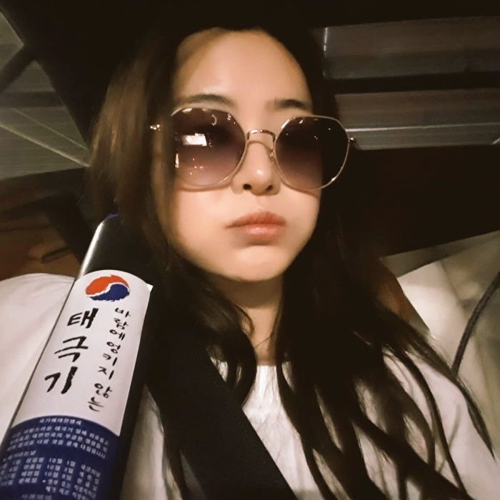 갓 결혼한(?) 서유리의 재치 넘치는 '혼인 신고' 인증샷