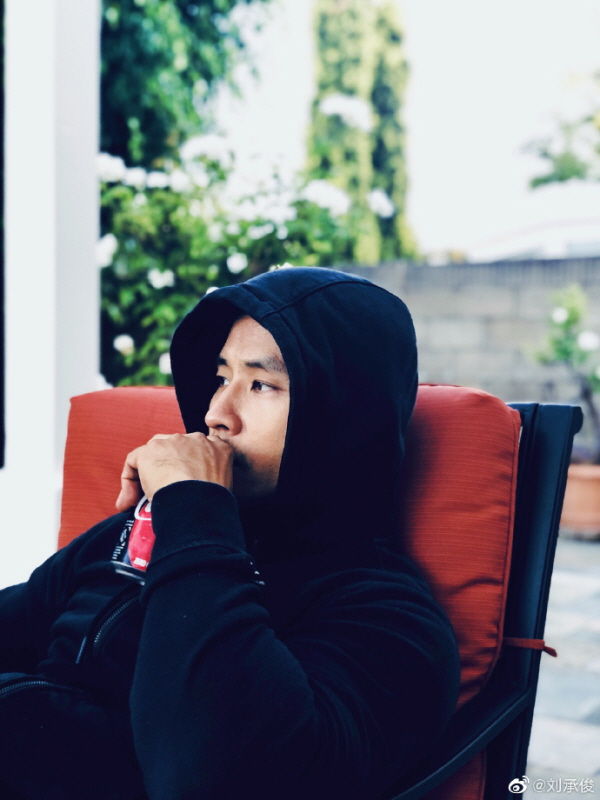 '여전히 기다리며