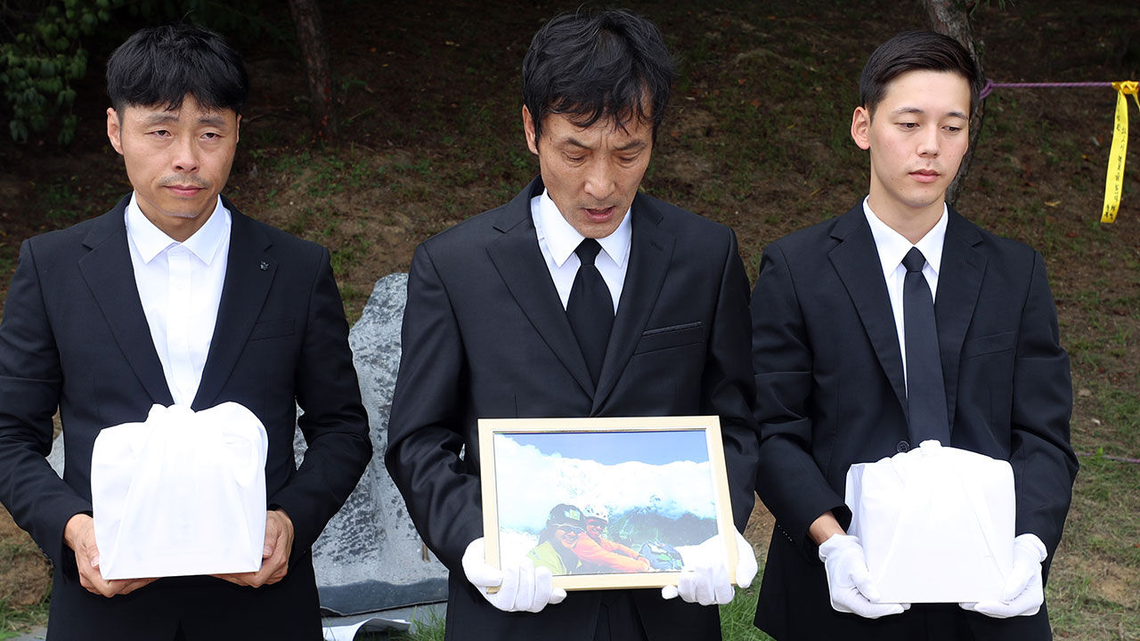7일 오전 청주시 흥덕구 고인쇄박물관에서 10년 전 안나푸르나에서 실종됐던 직지원정대 소속 고 민준영·박종성 대원의 가족들이 유골함을 들고 있다.