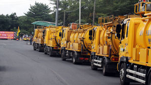 멈춰선 제주 음식물쓰레기 수거차량들 (사진=연합뉴스)