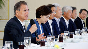 국립대 총장 초청 오찬 감담회에 참석한 문재인 대통령 (사진=연합뉴스)