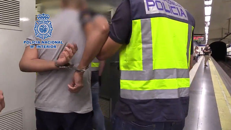 '몰카' 찍다가 현행범으로 체포된 스페인 남성 (사진=트위터 'policia' 캡처)