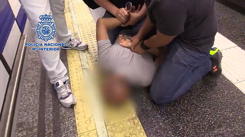 '몰카' 찍다가 현행범으로 체포된 스페인 남성 (사진=트위터 'policia' 캡처)