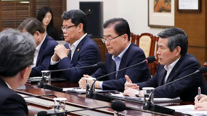 한일군사정보보호협정 관련 보고하는 정경두 국방부 장관 (사진=청와대 제공, 연합뉴스)