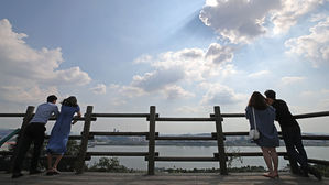 한낮에도 선선한 늦여름 바람&hellip;곳곳 막바지 휴가 행렬