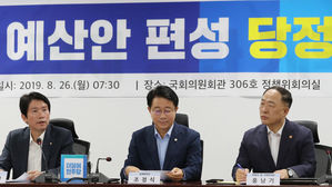 당정협의 참석한 더불어민주당 이인영 원내대표(왼쪽부터), 조정식 정책위원장, 홍남기 경제부총리 (사진=연합뉴스)