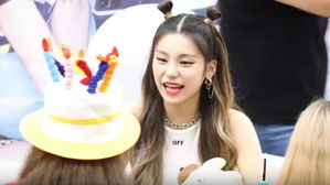 사인회 온 팬이 생일이라고 하자 있지 예지가 선사한 '깜짝 선물'