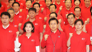 2019 자유한국당 국회의원 연찬회에서 결의문 제창 (사진=연합뉴스)