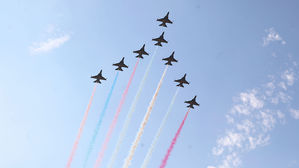 서울 하늘에 수놓은 오색 빛&hellip;블랙이글스의 화려한 비행