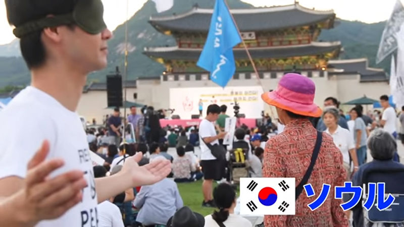 日 유튜버 'NO 아베' 집회에서 '프리허그' (사진=유튜브 'Koichi Kuwabara桑原功一' 캡처)