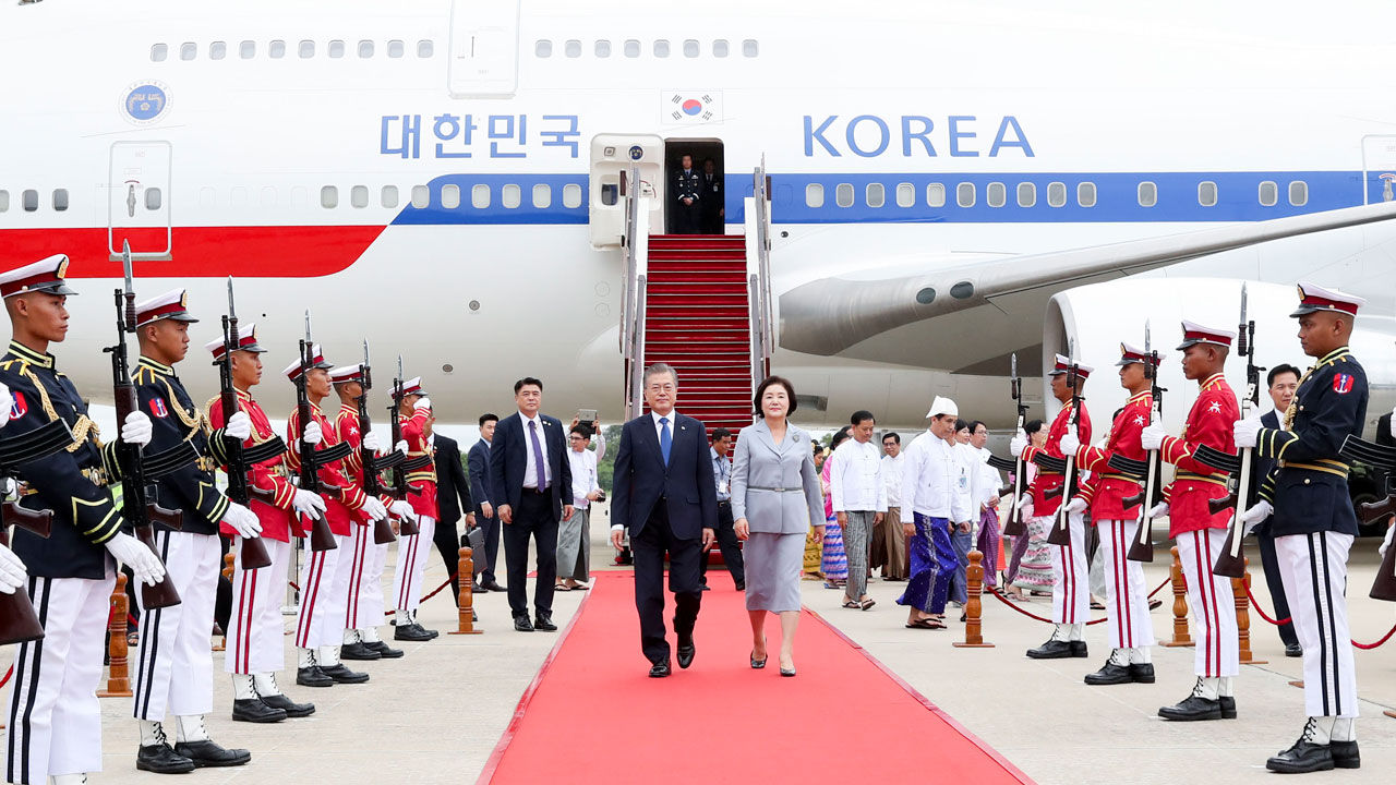 문재인 대통령과 부인 김정숙 여사가 3일 오전 (현지시간) 동남아 3개국 순방 두 번째 국가인 미얀마 수도 네피도 국제공항에 도착, 환영을 받고 있다.