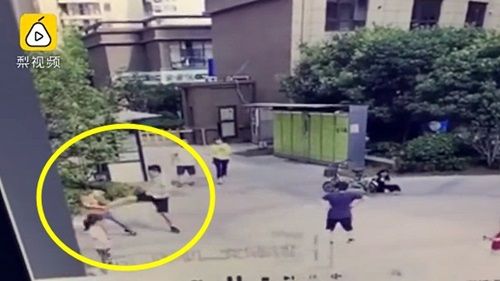실수로 공 맞췄다고 어린 소년에 '날아 차기'로 보복한 남성