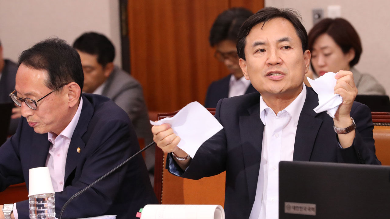 조 후보자 가족관계증명서를 찢는 자유한국당 김진태 의원 (사진=연합뉴스)