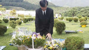 김홍영 전 검사 묘소 참배하는 조국 법무부 장관 (사진=연합뉴스)