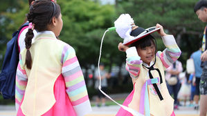 "이렇게 하는 거예요?"…민속놀이로 추석 즐기는 어린이들