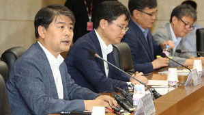 주영준 산업통상자원부 에너지자원실장(제일 왼쪽) (사진=연합뉴스)